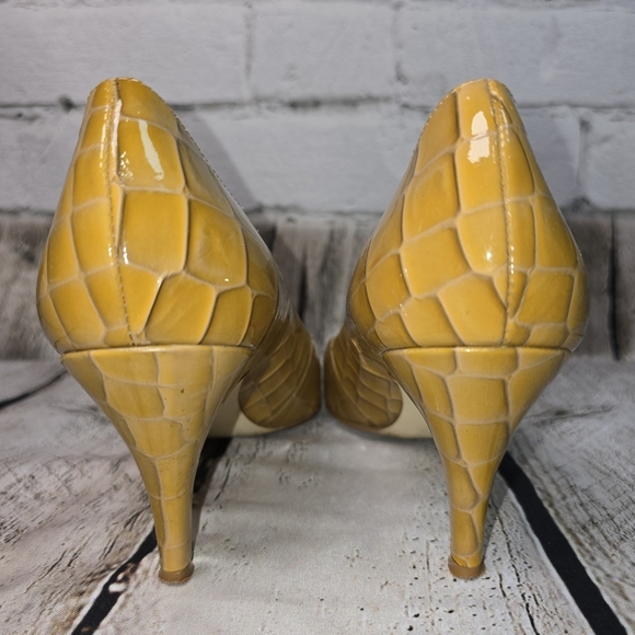 BCBGirls Yellow Croc-Embossed Heels Sophisticated Classy Womens 7.5 - Picture 3 of 7